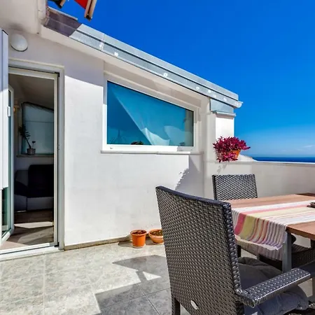 Kira, Guest house