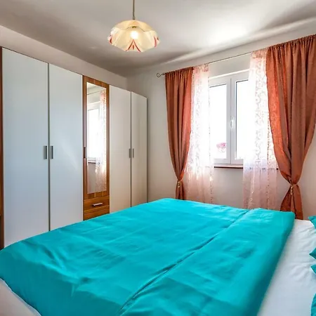 Kira, Guest house
