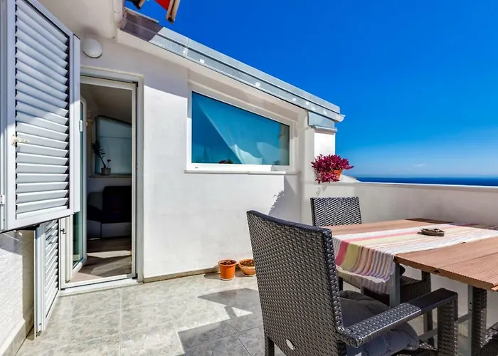 Kira, Maison d'hôtes